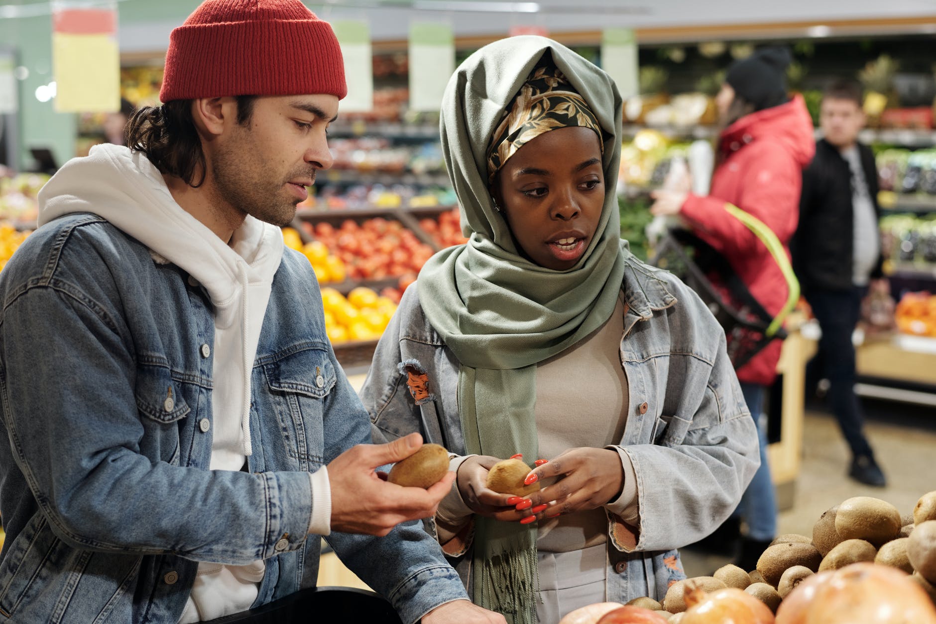 muslim couple buying groceries